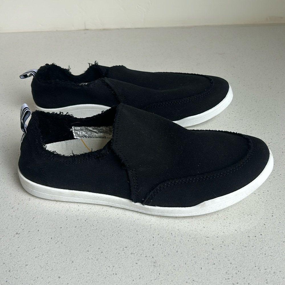 Vionic Trendy Slip Ons (9) New-never worn, machine washable. Black